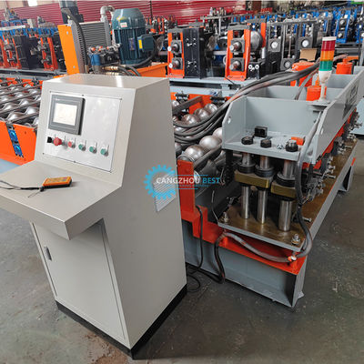 屋根のタイルを形作る機械